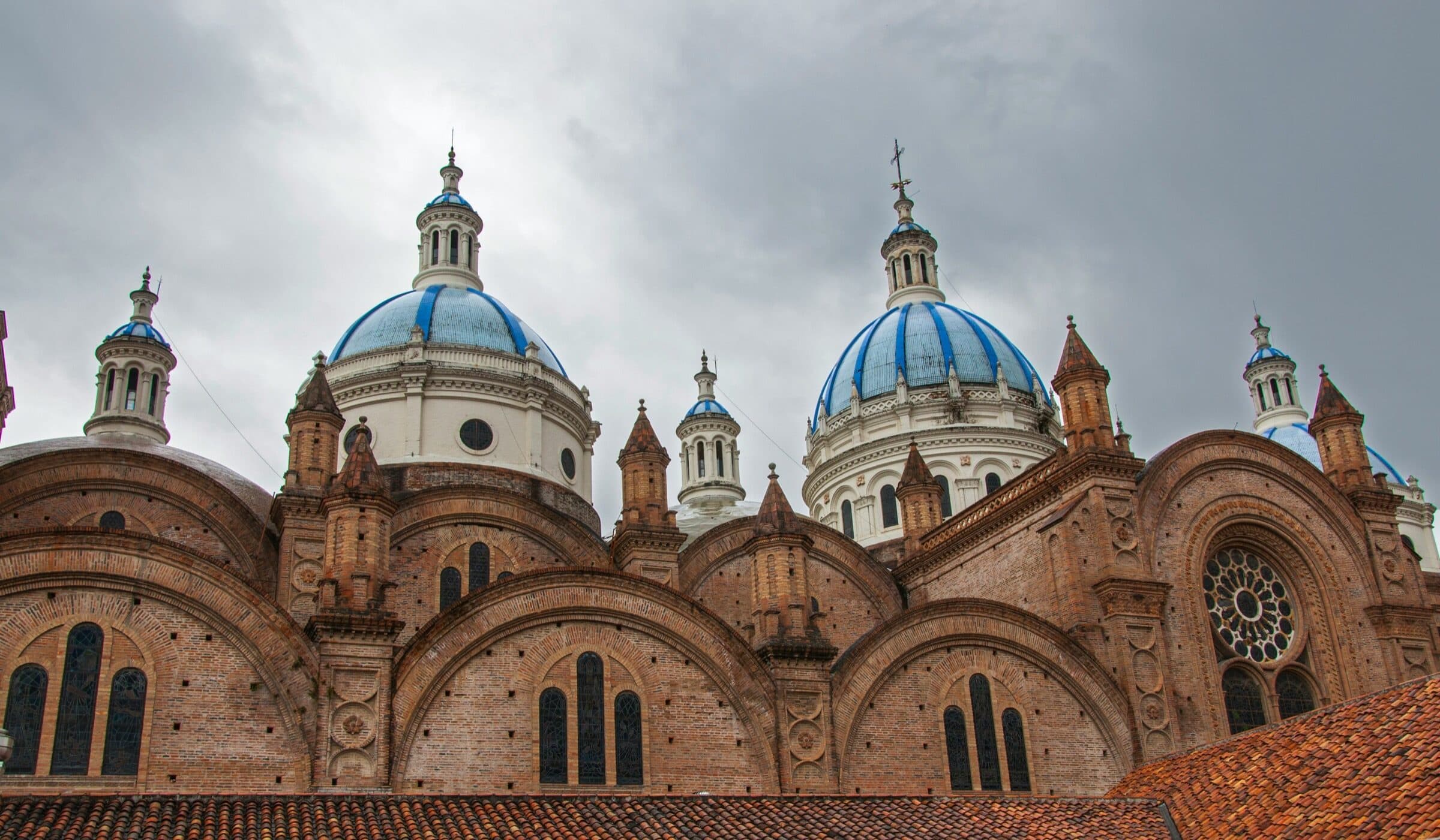 Toits et montagnes à Cuenca, Équateur